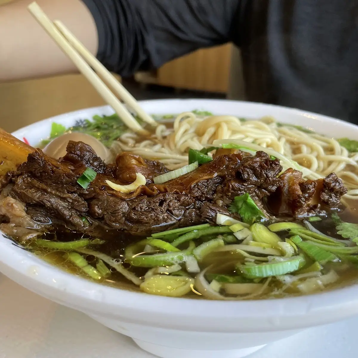 红烧牛腩拉面 beef flank noodle soup